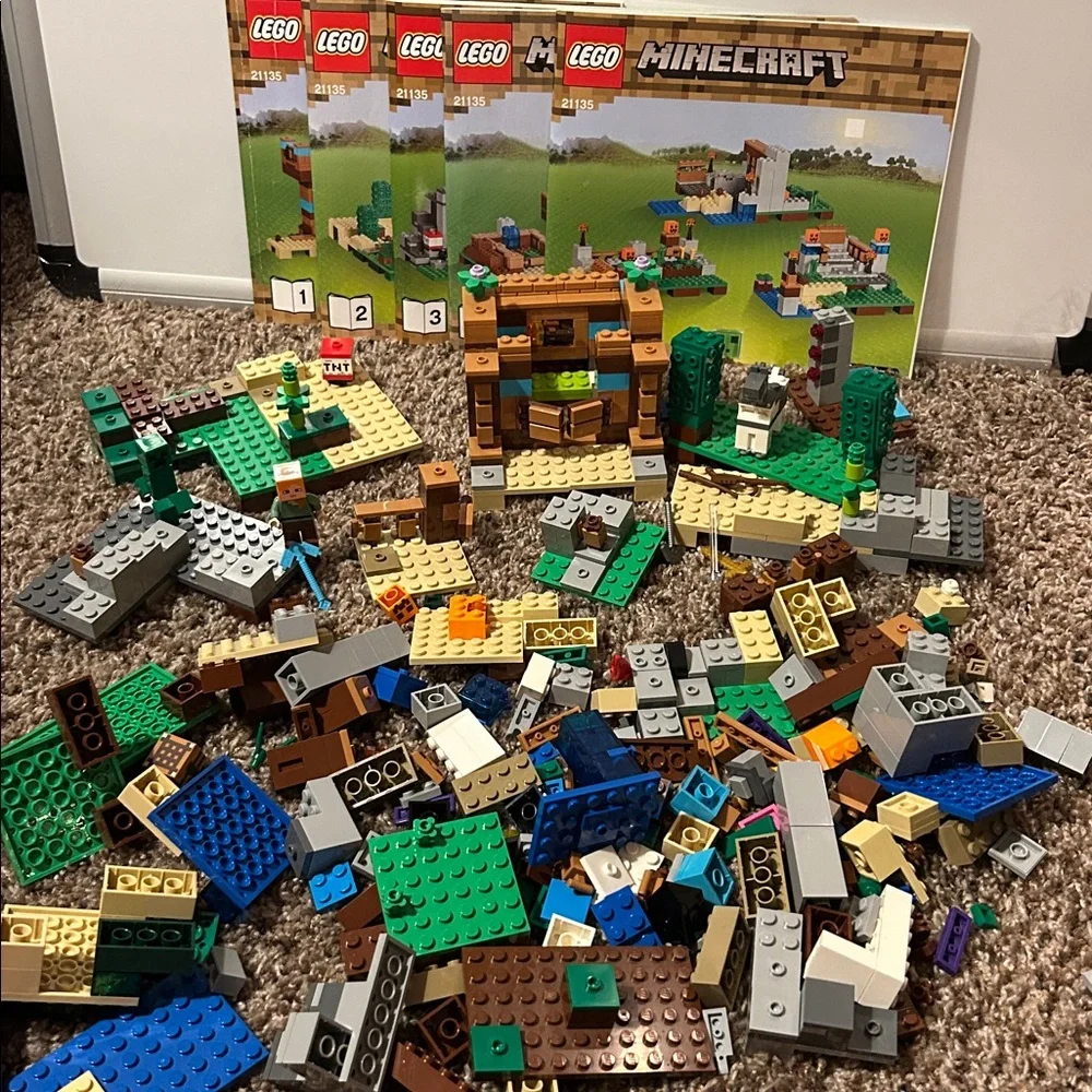 LEGO Minecraft #21135 The Crafting Box 2.0 Open and Built Set Missing Pieces